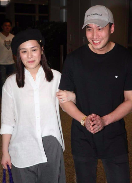 阿嬌婚後(hou)首亮相，手戴巨型鑽戒，肥褲拖地孕味十足